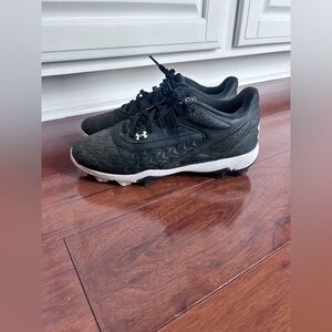 Under Armour boys size 6 baseball cleats